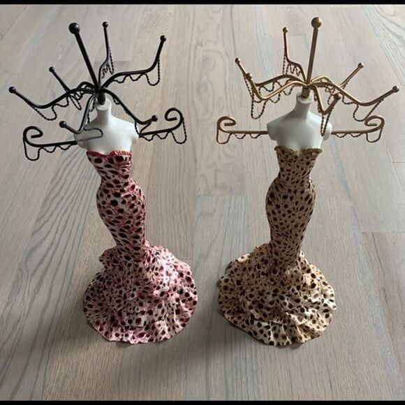 Statuette Jewelry Display, Pink - Picture 1 of 4